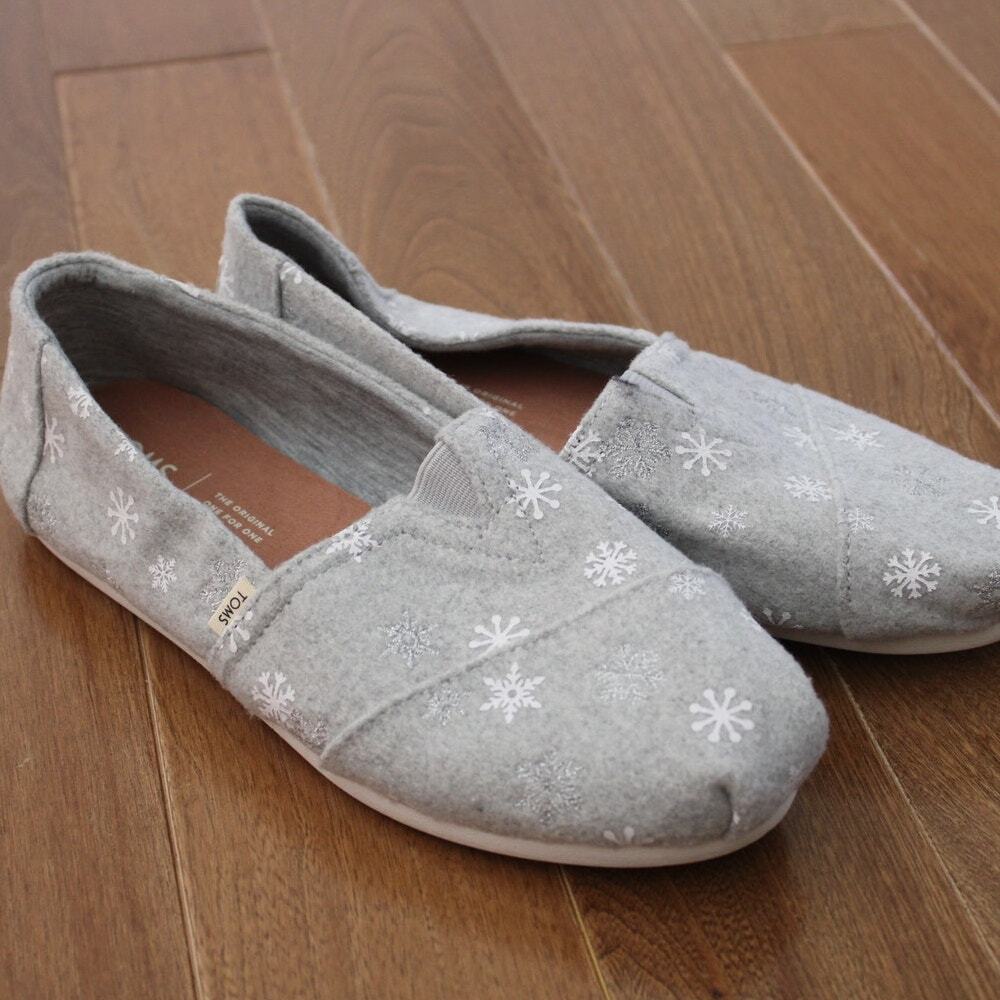 Toms Snowflake Print Holiday Slipper Slip On Shoes Gray White